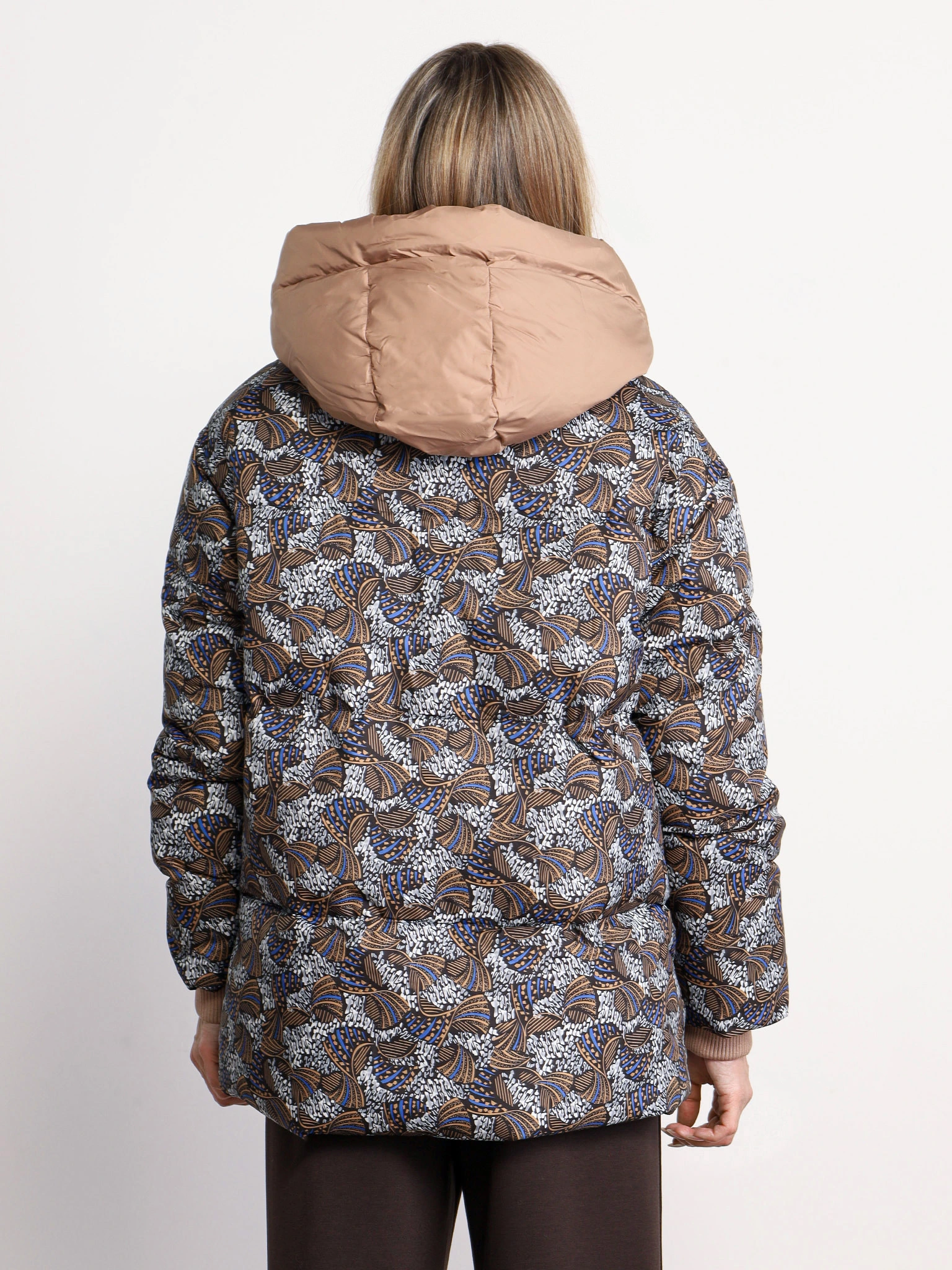 Пуховик с абстрактным принтом цвета мульти с капюшоном-манишкой